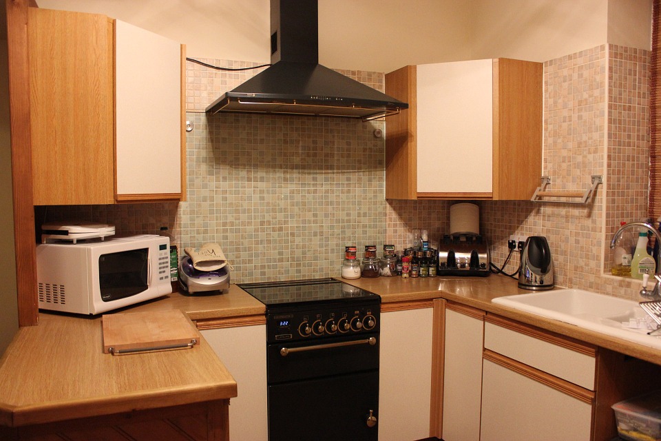 A photo of a kitchen